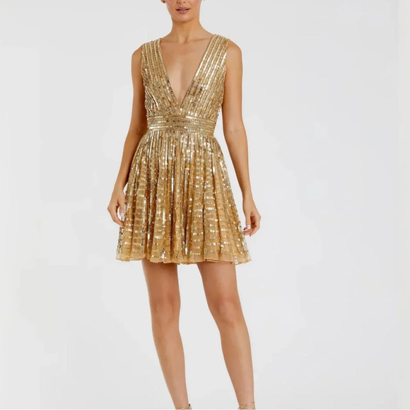 Mac Duggal Dresses & Skirts - MAC DUGGAL
Embellished Sleeveless V Neck A Line Dress 8